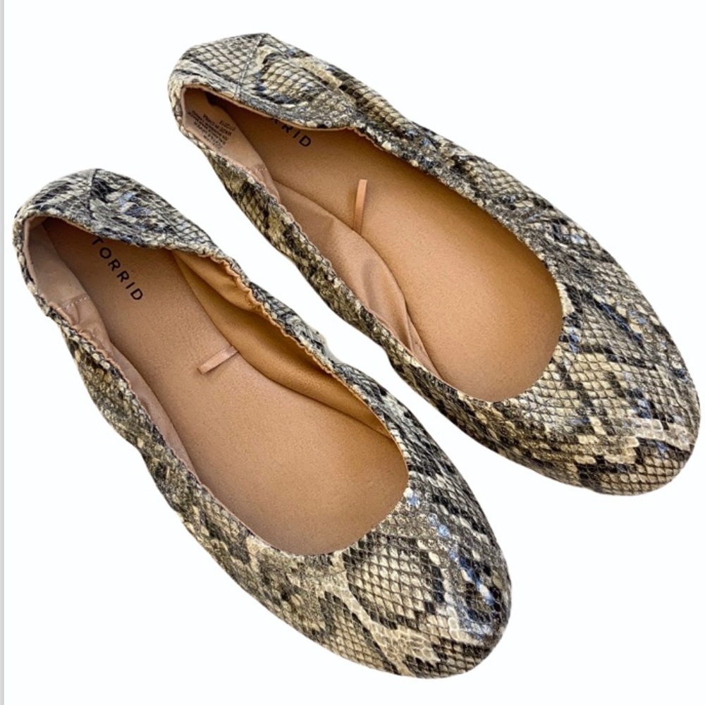 Size 11 Torrid flats snakeskin color 8$